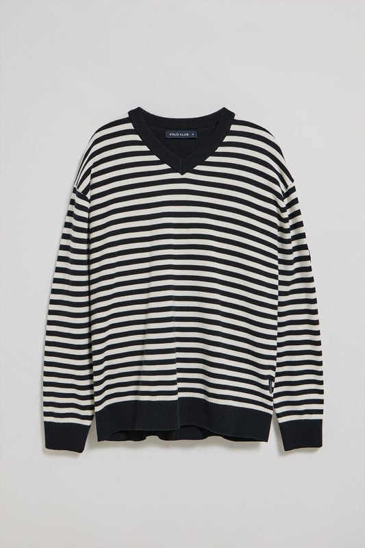 Entdecken Sie den zeitlosen Stil dieses Strickpullovers für Herren mit V- Kragen. Das gestreifte Matrosendesign aus leichter Baumwolle und Polyamid bietet Komfort und Charakter. Gerippte Details an Kragen, Ärmeln und Manschetten sorgen für einen raffinierten Touch, während der maritime Aufnäher am Ärmel und das Polo Club Etikett seinen einzigartigen Charakter unterstreichen.