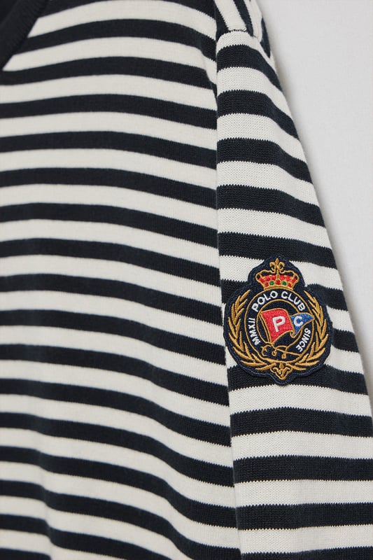 Entdecken Sie den zeitlosen Stil dieses Strickpullovers für Herren mit V- Kragen. Das gestreifte Matrosendesign aus leichter Baumwolle und Polyamid bietet Komfort und Charakter. Gerippte Details an Kragen, Ärmeln und Manschetten sorgen für einen raffinierten Touch, während der maritime Aufnäher am Ärmel und das Polo Club Etikett seinen einzigartigen Charakter unterstreichen.