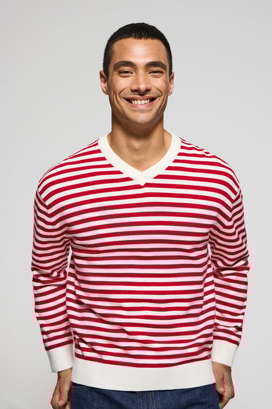 Entdecken Sie den zeitlosen Stil dieses Strickpullovers für Herren mit V- Kragen. Das gestreifte Matrosendesign aus leichter Baumwolle und Polyamid bietet Komfort und Charakter. Gerippte Details an Kragen, Ärmeln und Manschetten sorgen für einen raffinierten Touch, während der maritime Aufnäher am Ärmel und das Polo Club Etikett seinen einzigartigen Charakter unterstreichen.