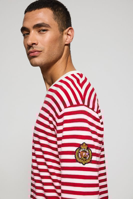 Entdecken Sie den zeitlosen Stil dieses Strickpullovers für Herren mit V- Kragen. Das gestreifte Matrosendesign aus leichter Baumwolle und Polyamid bietet Komfort und Charakter. Gerippte Details an Kragen, Ärmeln und Manschetten sorgen für einen raffinierten Touch, während der maritime Aufnäher am Ärmel und das Polo Club Etikett seinen einzigartigen Charakter unterstreichen.
