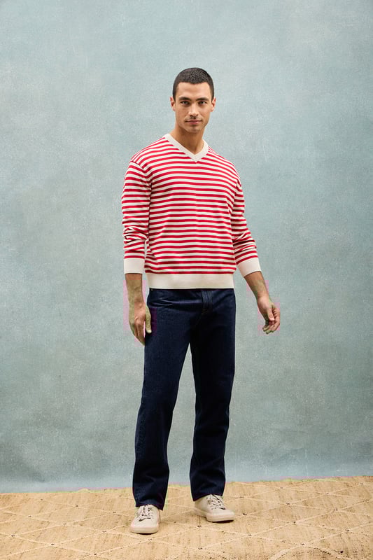 Entdecken Sie den zeitlosen Stil dieses Strickpullovers für Herren mit V- Kragen. Das gestreifte Matrosendesign aus leichter Baumwolle und Polyamid bietet Komfort und Charakter. Gerippte Details an Kragen, Ärmeln und Manschetten sorgen für einen raffinierten Touch, während der maritime Aufnäher am Ärmel und das Polo Club Etikett seinen einzigartigen Charakter unterstreichen.