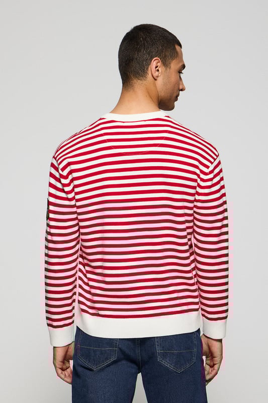 Entdecken Sie den zeitlosen Stil dieses Strickpullovers für Herren mit V- Kragen. Das gestreifte Matrosendesign aus leichter Baumwolle und Polyamid bietet Komfort und Charakter. Gerippte Details an Kragen, Ärmeln und Manschetten sorgen für einen raffinierten Touch, während der maritime Aufnäher am Ärmel und das Polo Club Etikett seinen einzigartigen Charakter unterstreichen.