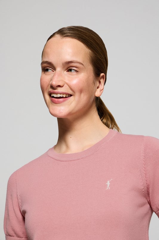 Dieser kurzärmlige Damenstrickpullover ist die perfekte Kombination aus Eleganz und Komfort. Er ist aus weicher Baumwolle gefertigt und hat eine reguläre Passform, die sich sanft an die Silhouette anschmiegt. Der Rundhalsausschnitt und die gerippten Abschlüsse an den Ärmeln, am Kragen und am Bund sorgen für einen bequemen Sitz. Das marineblaue Nahtband am Kragen mit Polo Club Logo unterstreicht die Eleganz dieses Modells. Das emblematische Rigby Go Logo in Kontrastfarbe auf der Brust unterstreicht seine einzigartige Optik. Ideal allein getragen der in Kombination mit unserer geknöpften Strickjacke.