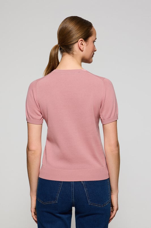Dieser kurzärmlige Damenstrickpullover ist die perfekte Kombination aus Eleganz und Komfort. Er ist aus weicher Baumwolle gefertigt und hat eine reguläre Passform, die sich sanft an die Silhouette anschmiegt. Der Rundhalsausschnitt und die gerippten Abschlüsse an den Ärmeln, am Kragen und am Bund sorgen für einen bequemen Sitz. Das marineblaue Nahtband am Kragen mit Polo Club Logo unterstreicht die Eleganz dieses Modells. Das emblematische Rigby Go Logo in Kontrastfarbe auf der Brust unterstreicht seine einzigartige Optik. Ideal allein getragen der in Kombination mit unserer geknöpften Strickjacke.
