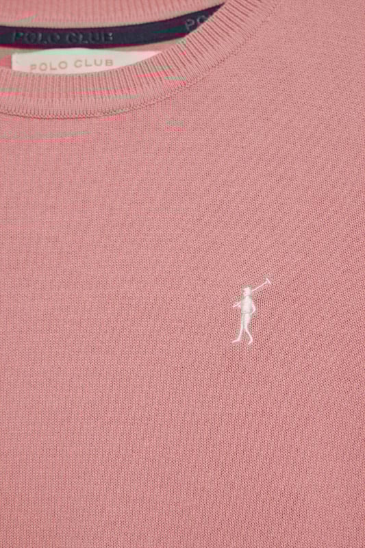 Dieser kurzärmlige Damenstrickpullover ist die perfekte Kombination aus Eleganz und Komfort. Er ist aus weicher Baumwolle gefertigt und hat eine reguläre Passform, die sich sanft an die Silhouette anschmiegt. Der Rundhalsausschnitt und die gerippten Abschlüsse an den Ärmeln, am Kragen und am Bund sorgen für einen bequemen Sitz. Das marineblaue Nahtband am Kragen mit Polo Club Logo unterstreicht die Eleganz dieses Modells. Das emblematische Rigby Go Logo in Kontrastfarbe auf der Brust unterstreicht seine einzigartige Optik. Ideal allein getragen der in Kombination mit unserer geknöpften Strickjacke.