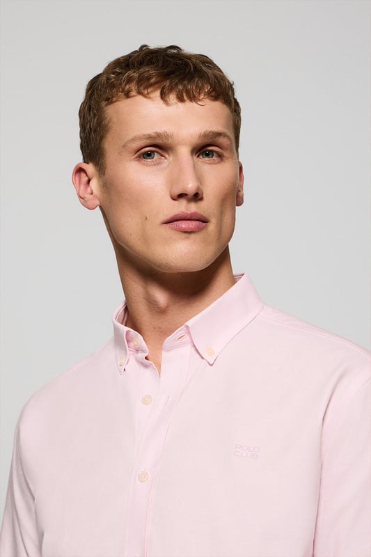 Unser Hemd aus Oxford-Baumwolle kombiniert einen klassischen Stil mit modernen Akzenten. Seine Regular Fit-Passform bietet Komfort und Vielseitigkeit. Der Button-Down-Kragen fügt einen legeren Touch hinzu, ohne dabei an Eleganz zu verlieren. Kontrastfarbene Paspeln am Kragen und Verzierungen an den Seitennähten veredeln den klassischen Stil mit einem raffinierten Touch. Die Logo-Knöpfe und das horizontal genähte Knopfloch sind das i-Tüpfelchen auf einem raffinierten und sorgfältigen Design. Das gestickte Polo Club-Logo in dezenter Kontrastfarbe strahlt Vornehmheit und zeitlose Eleganz aus.