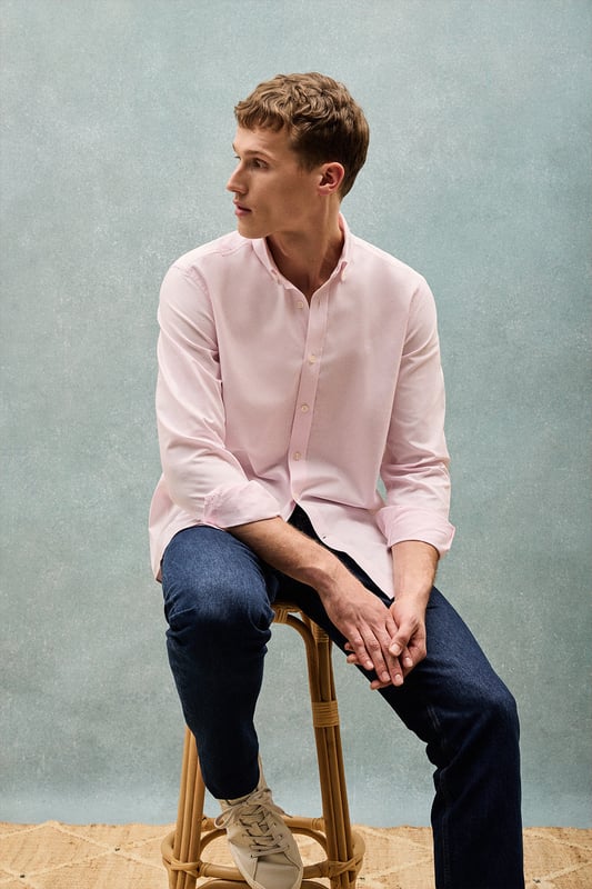 Unser Hemd aus Oxford-Baumwolle kombiniert einen klassischen Stil mit modernen Akzenten. Seine Regular Fit-Passform bietet Komfort und Vielseitigkeit. Der Button-Down-Kragen fügt einen legeren Touch hinzu, ohne dabei an Eleganz zu verlieren. Kontrastfarbene Paspeln am Kragen und Verzierungen an den Seitennähten veredeln den klassischen Stil mit einem raffinierten Touch. Die Logo-Knöpfe und das horizontal genähte Knopfloch sind das i-Tüpfelchen auf einem raffinierten und sorgfältigen Design. Das gestickte Polo Club-Logo in dezenter Kontrastfarbe strahlt Vornehmheit und zeitlose Eleganz aus.