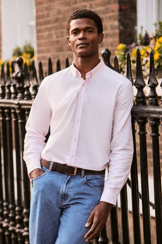 Unser Hemd aus Oxford-Baumwolle kombiniert einen klassischen Stil mit modernen Akzenten. Seine Regular Fit-Passform bietet Komfort und Vielseitigkeit. Der Button-Down-Kragen fügt einen legeren Touch hinzu, ohne dabei an Eleganz zu verlieren. Kontrastfarbene Paspeln am Kragen und Verzierungen an den Seitennähten veredeln den klassischen Stil mit einem raffinierten Touch. Die Logo-Knöpfe und das horizontal genähte Knopfloch sind das i-Tüpfelchen auf einem raffinierten und sorgfältigen Design. Das gestickte Polo Club-Logo in dezenter Kontrastfarbe strahlt Vornehmheit und zeitlose Eleganz aus.