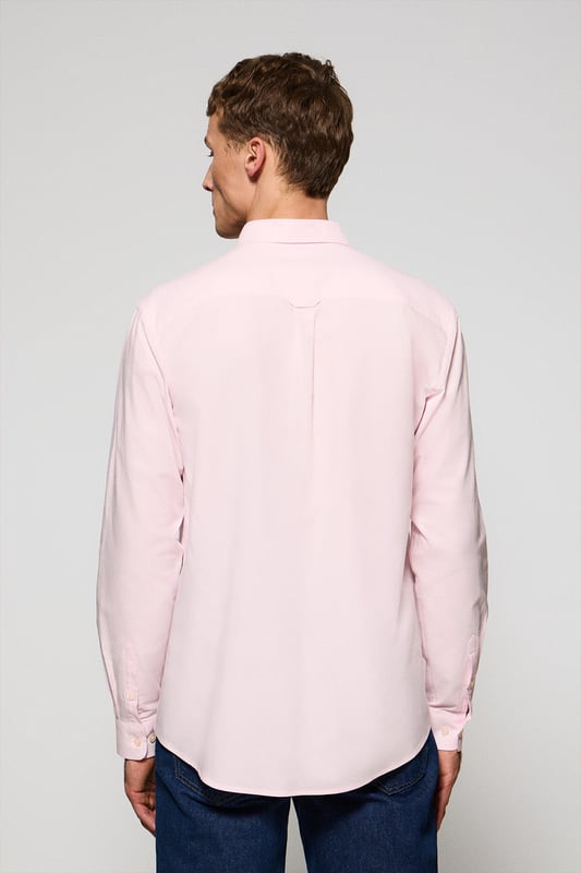 Unser Hemd aus Oxford-Baumwolle kombiniert einen klassischen Stil mit modernen Akzenten. Seine Regular Fit-Passform bietet Komfort und Vielseitigkeit. Der Button-Down-Kragen fügt einen legeren Touch hinzu, ohne dabei an Eleganz zu verlieren. Kontrastfarbene Paspeln am Kragen und Verzierungen an den Seitennähten veredeln den klassischen Stil mit einem raffinierten Touch. Die Logo-Knöpfe und das horizontal genähte Knopfloch sind das i-Tüpfelchen auf einem raffinierten und sorgfältigen Design. Das gestickte Polo Club-Logo in dezenter Kontrastfarbe strahlt Vornehmheit und zeitlose Eleganz aus.