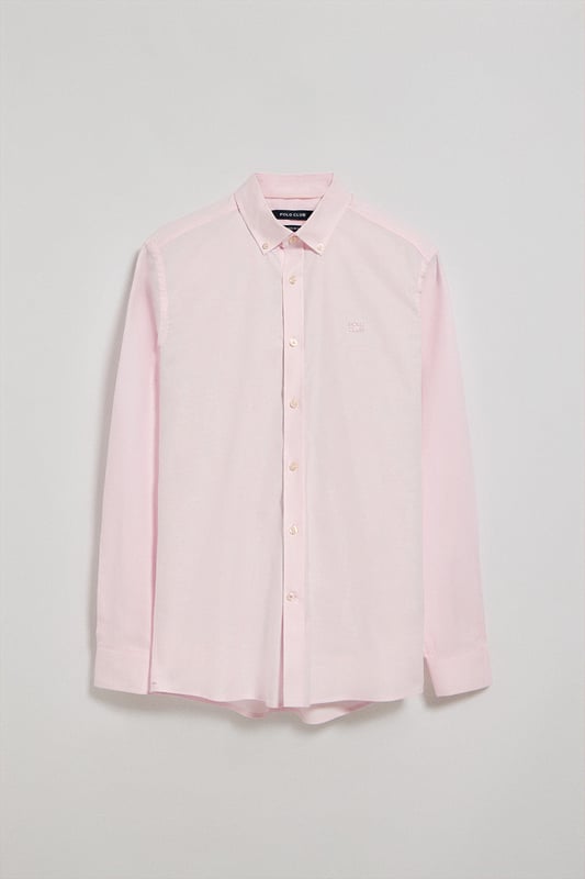 Unser Hemd aus Oxford-Baumwolle kombiniert einen klassischen Stil mit modernen Akzenten. Seine Regular Fit-Passform bietet Komfort und Vielseitigkeit. Der Button-Down-Kragen fügt einen legeren Touch hinzu, ohne dabei an Eleganz zu verlieren. Kontrastfarbene Paspeln am Kragen und Verzierungen an den Seitennähten veredeln den klassischen Stil mit einem raffinierten Touch. Die Logo-Knöpfe und das horizontal genähte Knopfloch sind das i-Tüpfelchen auf einem raffinierten und sorgfältigen Design. Das gestickte Polo Club-Logo in dezenter Kontrastfarbe strahlt Vornehmheit und zeitlose Eleganz aus.