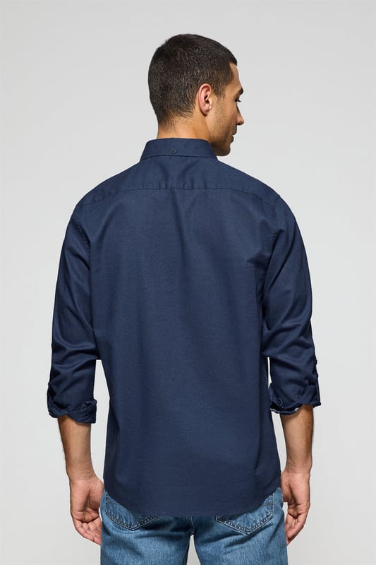 Dieses Herrenhemd aus Leinen-/Baumwollgemisch kombiniert eine reguläre Passform mit einzigartigen Details wie einem verdeckten Button-down-Kragen und einem Ärmelverstellsystem. Die Knöpfe mit Markenlogo, die Stickerei des Endknopflochs in Farbe des Logos sowie kontrastfarbene Paspeln an der Krageninnenseite betonen den exklusiven Charakter dieses Hemds. Individuelle Details wie die Stickereien auf der Manschette und der Knopfleiste sowie das Polo Club Logo auf der Brust verleihen diesem Klassiker einen modernen Touch.