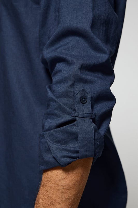 Dieses Herrenhemd aus Leinen-/Baumwollgemisch kombiniert eine reguläre Passform mit einzigartigen Details wie einem verdeckten Button-down-Kragen und einem Ärmelverstellsystem. Die Knöpfe mit Markenlogo, die Stickerei des Endknopflochs in Farbe des Logos sowie kontrastfarbene Paspeln an der Krageninnenseite betonen den exklusiven Charakter dieses Hemds. Individuelle Details wie die Stickereien auf der Manschette und der Knopfleiste sowie das Polo Club Logo auf der Brust verleihen diesem Klassiker einen modernen Touch.