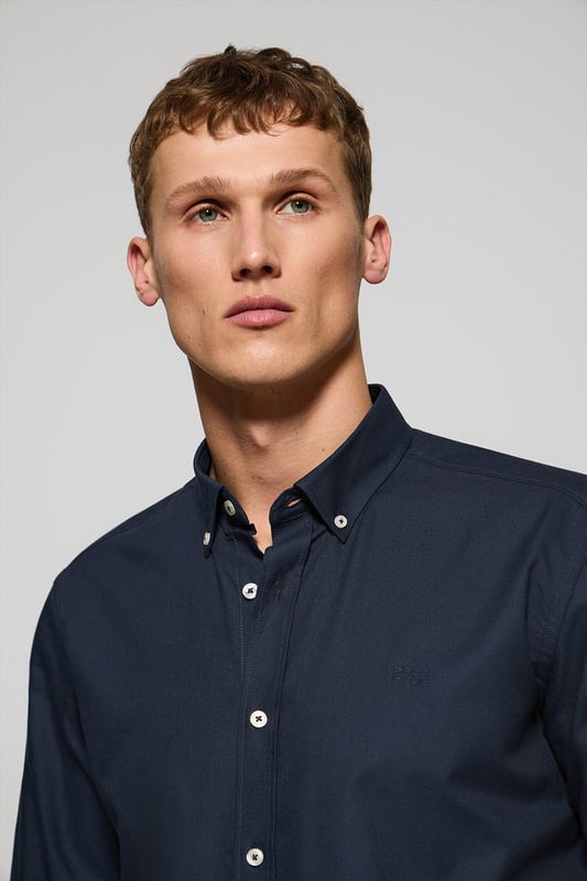 Unser Hemd aus Oxford-Baumwolle kombiniert einen klassischen Stil mit modernen Akzenten. Seine Regular Fit-Passform bietet Komfort und Vielseitigkeit. Der Button-Down-Kragen fügt einen legeren Touch hinzu, ohne dabei an Eleganz zu verlieren. Kontrastfarbene Paspeln am Kragen und Verzierungen an den Seitennähten veredeln den klassischen Stil mit einem raffinierten Touch. Die Logo-Knöpfe und das horizontal genähte Knopfloch sind das i-Tüpfelchen auf einem raffinierten und sorgfältigen Design. Das gestickte Polo Club-Logo in dezenter Kontrastfarbe strahlt Vornehmheit und zeitlose Eleganz aus.