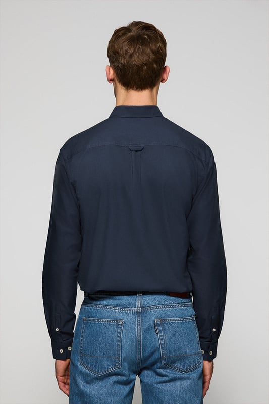 Unser Hemd aus Oxford-Baumwolle kombiniert einen klassischen Stil mit modernen Akzenten. Seine Regular Fit-Passform bietet Komfort und Vielseitigkeit. Der Button-Down-Kragen fügt einen legeren Touch hinzu, ohne dabei an Eleganz zu verlieren. Kontrastfarbene Paspeln am Kragen und Verzierungen an den Seitennähten veredeln den klassischen Stil mit einem raffinierten Touch. Die Logo-Knöpfe und das horizontal genähte Knopfloch sind das i-Tüpfelchen auf einem raffinierten und sorgfältigen Design. Das gestickte Polo Club-Logo in dezenter Kontrastfarbe strahlt Vornehmheit und zeitlose Eleganz aus.