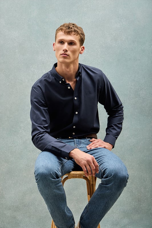 Unser Hemd aus Oxford-Baumwolle kombiniert einen klassischen Stil mit modernen Akzenten. Seine Regular Fit-Passform bietet Komfort und Vielseitigkeit. Der Button-Down-Kragen fügt einen legeren Touch hinzu, ohne dabei an Eleganz zu verlieren. Kontrastfarbene Paspeln am Kragen und Verzierungen an den Seitennähten veredeln den klassischen Stil mit einem raffinierten Touch. Die Logo-Knöpfe und das horizontal genähte Knopfloch sind das i-Tüpfelchen auf einem raffinierten und sorgfältigen Design. Das gestickte Polo Club-Logo in dezenter Kontrastfarbe strahlt Vornehmheit und zeitlose Eleganz aus.
