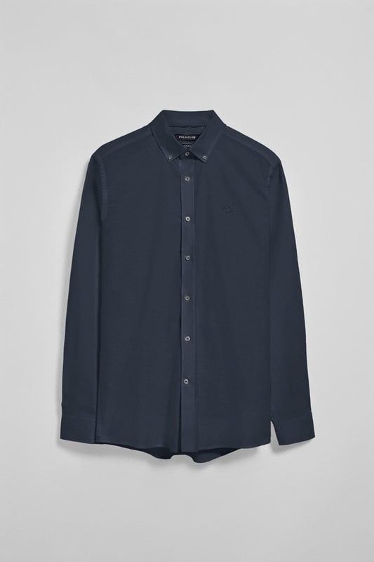 Unser Hemd aus Oxford-Baumwolle kombiniert einen klassischen Stil mit modernen Akzenten. Seine Regular Fit-Passform bietet Komfort und Vielseitigkeit. Der Button-Down-Kragen fügt einen legeren Touch hinzu, ohne dabei an Eleganz zu verlieren. Kontrastfarbene Paspeln am Kragen und Verzierungen an den Seitennähten veredeln den klassischen Stil mit einem raffinierten Touch. Die Logo-Knöpfe und das horizontal genähte Knopfloch sind das i-Tüpfelchen auf einem raffinierten und sorgfältigen Design. Das gestickte Polo Club-Logo in dezenter Kontrastfarbe strahlt Vornehmheit und zeitlose Eleganz aus.