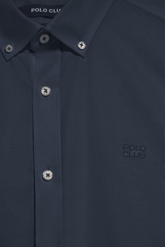 Unser Hemd aus Oxford-Baumwolle kombiniert einen klassischen Stil mit modernen Akzenten. Seine Regular Fit-Passform bietet Komfort und Vielseitigkeit. Der Button-Down-Kragen fügt einen legeren Touch hinzu, ohne dabei an Eleganz zu verlieren. Kontrastfarbene Paspeln am Kragen und Verzierungen an den Seitennähten veredeln den klassischen Stil mit einem raffinierten Touch. Die Logo-Knöpfe und das horizontal genähte Knopfloch sind das i-Tüpfelchen auf einem raffinierten und sorgfältigen Design. Das gestickte Polo Club-Logo in dezenter Kontrastfarbe strahlt Vornehmheit und zeitlose Eleganz aus.