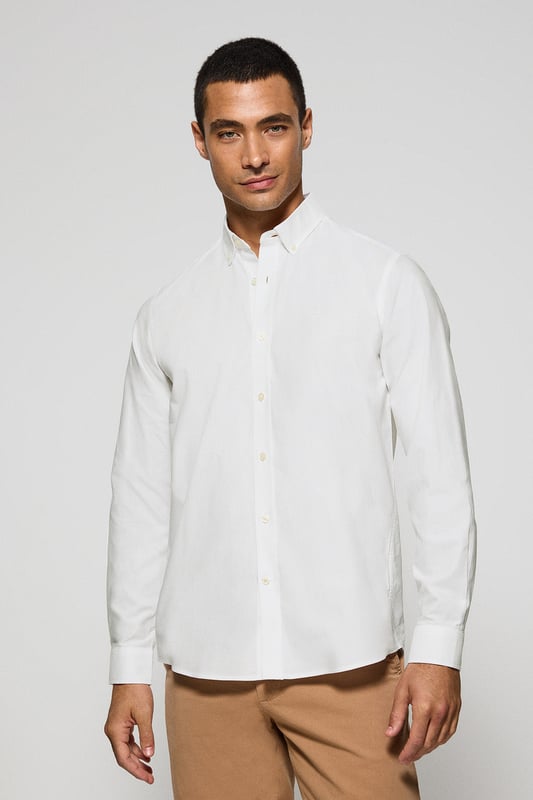 Unser Hemd aus Oxford-Baumwolle kombiniert einen klassischen Stil mit modernen Akzenten. Seine Regular Fit-Passform bietet Komfort und Vielseitigkeit. Der Button-Down-Kragen fügt einen legeren Touch hinzu, ohne dabei an Eleganz zu verlieren. Kontrastfarbene Paspeln am Kragen und Verzierungen an den Seitennähten veredeln den klassischen Stil mit einem raffinierten Touch. Die Logo-Knöpfe und das horizontal genähte Knopfloch sind das i-Tüpfelchen auf einem raffinierten und sorgfältigen Design. Das gestickte Polo Club-Logo in dezenter Kontrastfarbe strahlt Vornehmheit und zeitlose Eleganz aus.