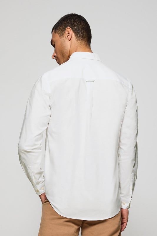 Unser Hemd aus Oxford-Baumwolle kombiniert einen klassischen Stil mit modernen Akzenten. Seine Regular Fit-Passform bietet Komfort und Vielseitigkeit. Der Button-Down-Kragen fügt einen legeren Touch hinzu, ohne dabei an Eleganz zu verlieren. Kontrastfarbene Paspeln am Kragen und Verzierungen an den Seitennähten veredeln den klassischen Stil mit einem raffinierten Touch. Die Logo-Knöpfe und das horizontal genähte Knopfloch sind das i-Tüpfelchen auf einem raffinierten und sorgfältigen Design. Das gestickte Polo Club-Logo in dezenter Kontrastfarbe strahlt Vornehmheit und zeitlose Eleganz aus.