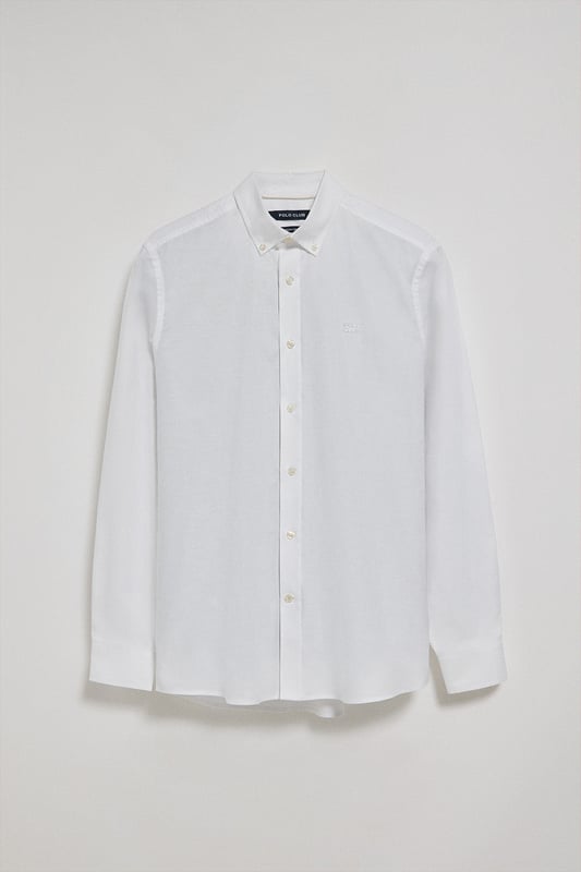 Unser Hemd aus Oxford-Baumwolle kombiniert einen klassischen Stil mit modernen Akzenten. Seine Regular Fit-Passform bietet Komfort und Vielseitigkeit. Der Button-Down-Kragen fügt einen legeren Touch hinzu, ohne dabei an Eleganz zu verlieren. Kontrastfarbene Paspeln am Kragen und Verzierungen an den Seitennähten veredeln den klassischen Stil mit einem raffinierten Touch. Die Logo-Knöpfe und das horizontal genähte Knopfloch sind das i-Tüpfelchen auf einem raffinierten und sorgfältigen Design. Das gestickte Polo Club-Logo in dezenter Kontrastfarbe strahlt Vornehmheit und zeitlose Eleganz aus.