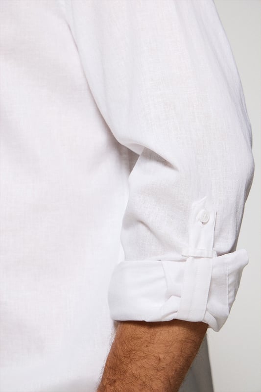 Dieses Herrenhemd aus Leinen-/Baumwollgemisch kombiniert eine reguläre Passform mit einzigartigen Details wie einem verdeckten Button-down-Kragen und einem Ärmelverstellsystem. Die Knöpfe mit Markenlogo, die Stickerei des Endknopflochs in Farbe des Logos sowie kontrastfarbene Paspeln an der Krageninnenseite betonen den exklusiven Charakter dieses Hemds. Individuelle Details wie die Stickereien auf der Manschette und der Knopfleiste sowie das Polo Club Logo auf der Brust verleihen diesem Klassiker einen modernen Touch.