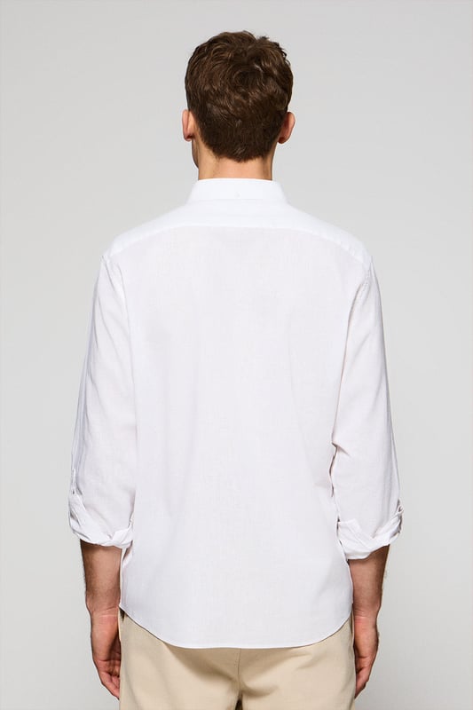 Dieses Herrenhemd aus Leinen-/Baumwollgemisch kombiniert eine reguläre Passform mit einzigartigen Details wie einem verdeckten Button-down-Kragen und einem Ärmelverstellsystem. Die Knöpfe mit Markenlogo, die Stickerei des Endknopflochs in Farbe des Logos sowie kontrastfarbene Paspeln an der Krageninnenseite betonen den exklusiven Charakter dieses Hemds. Individuelle Details wie die Stickereien auf der Manschette und der Knopfleiste sowie das Polo Club Logo auf der Brust verleihen diesem Klassiker einen modernen Touch.