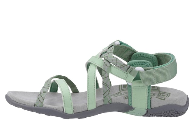Stap de zomer in met de levendige wandelsandaal van Cotswold Shoes, ontworpen voor zowel comfort als stijl. Met een speelse combinatie van effen en bedrukt leren-textiel bandjes steekt deze sandaal eruit met zijn coole crossover-detailing. Dubbele haak-en-lus sluitingen - één over de voet en één bij de enkel - bieden een veilige, verstelbare pasvorm voor een hele dag draagcomfort. Afgewerkt met een gevormde TPR-buitenzool, levert het blijvende comfort en stabiliteit tijdens elke zomerse wandeling.

  Bovenwerk van een leer/textielmix
  Stijlvol crossover bandjesdesign
  Dubbele haak-en-lus sluitingen voor een gepersonaliseerde pasvorm
  Gevormde TPR-buitenzool voor verbeterd comfort en ondersteuning