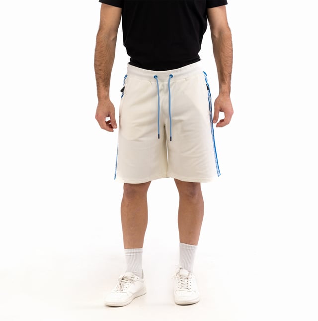 Komfort und Dynamik vereinen sich in den Herren-Bermudashorts von BIKKEMBERGS. Sie eignen sich ideal für einen lässigen, aber dennoch eleganten Look und zeichnen sich durch ihr modernes Design und Details aus, die an die sportliche Haltung der Marke erinnern.