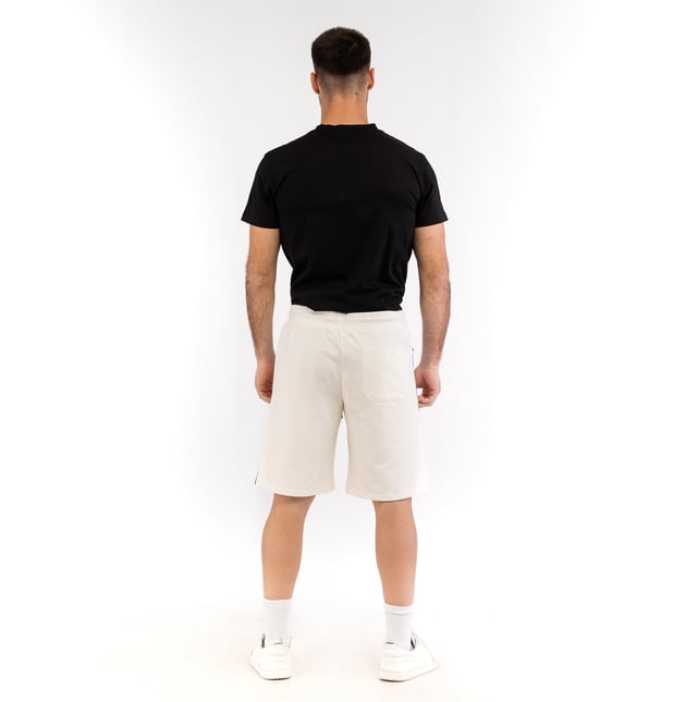 Komfort und Dynamik vereinen sich in den Herren-Bermudashorts von BIKKEMBERGS. Sie eignen sich ideal für einen lässigen, aber dennoch eleganten Look und zeichnen sich durch ihr modernes Design und Details aus, die an die sportliche Haltung der Marke erinnern.