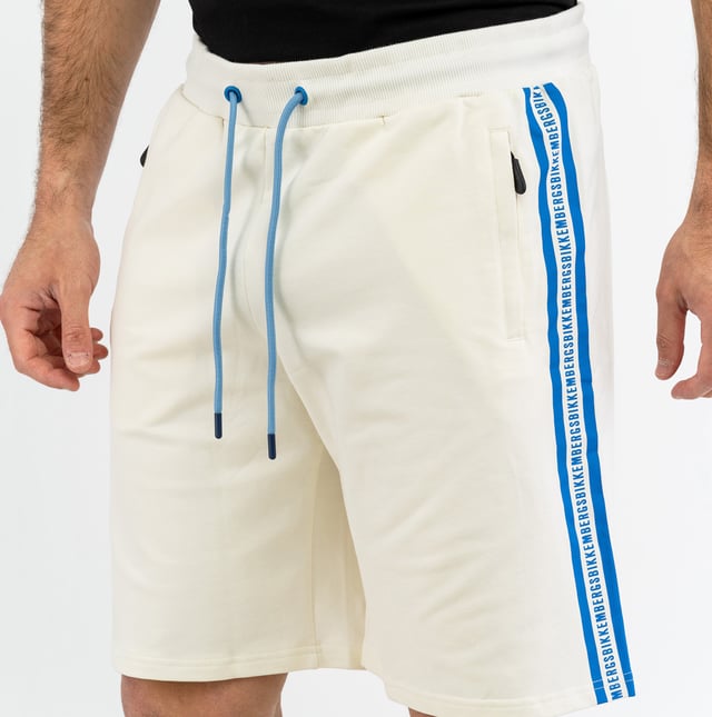 Komfort und Dynamik vereinen sich in den Herren-Bermudashorts von BIKKEMBERGS. Sie eignen sich ideal für einen lässigen, aber dennoch eleganten Look und zeichnen sich durch ihr modernes Design und Details aus, die an die sportliche Haltung der Marke erinnern.