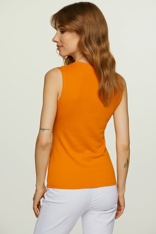 Eleva tu guardarropa con este elegante top naranja sin mangas con cuello en V, diseñado para brindar comodidad y estilo. Confeccionado con una mezcla premium de viscosa y elastano, este top ofrece una sensación suave y transpirable con un ajuste elástico favorecedor. El profundo escote en V y el sutil fruncido añaden un toque de sofisticación, haciéndolo perfecto tanto para ocasiones informales como elegantes. Combínalo sin esfuerzo con pantalones, faldas o jeans a medida para lograr un look elegante y atemporal. Ideal para usar en capas o sola, esta pieza versátil es imprescindible para cualquier guardarropa de moda.