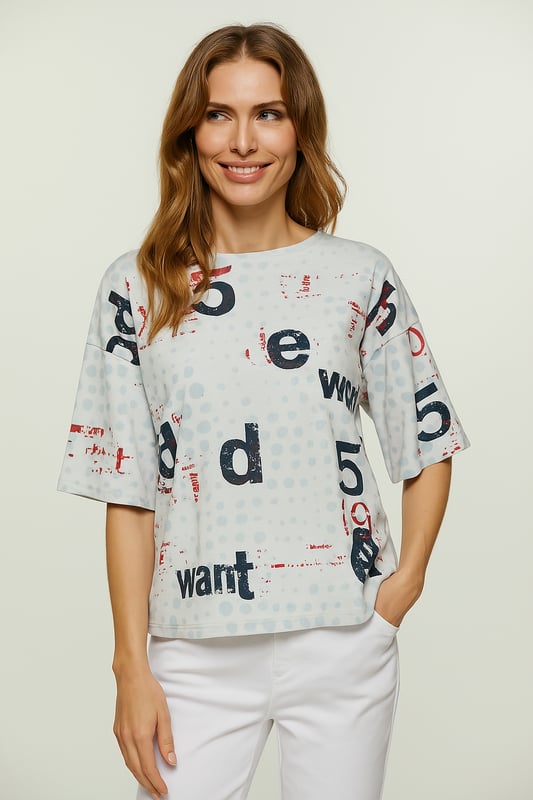 Mejora tu guardarropa informal con esta elegante camiseta de gran tamaño, confeccionada con tejido ripstop 100 % algodón para una sensación transpirable y duradera. Diseñado con un moderno estampado integral con tipografía atrevida, este top cuenta con un ajuste relajado y cuadrado y mangas hasta los codos para darle un toque moderno. La silueta holgada brinda máxima comodidad y versatilidad, lo que la hace perfecta para combinar con jeans o leggings. Con una longitud de 65 cm en la talla S, esta camiseta es una excelente opción para un estilo cotidiano sin esfuerzo.