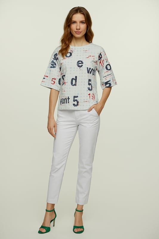 Mejora tu guardarropa informal con esta elegante camiseta de gran tamaño, confeccionada con tejido ripstop 100 % algodón para una sensación transpirable y duradera. Diseñado con un moderno estampado integral con tipografía atrevida, este top cuenta con un ajuste relajado y cuadrado y mangas hasta los codos para darle un toque moderno. La silueta holgada brinda máxima comodidad y versatilidad, lo que la hace perfecta para combinar con jeans o leggings. Con una longitud de 65 cm en la talla S, esta camiseta es una excelente opción para un estilo cotidiano sin esfuerzo.