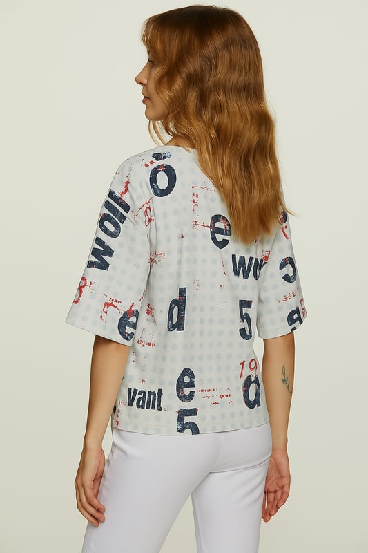 Mejora tu guardarropa informal con esta elegante camiseta de gran tamaño, confeccionada con tejido ripstop 100 % algodón para una sensación transpirable y duradera. Diseñado con un moderno estampado integral con tipografía atrevida, este top cuenta con un ajuste relajado y cuadrado y mangas hasta los codos para darle un toque moderno. La silueta holgada brinda máxima comodidad y versatilidad, lo que la hace perfecta para combinar con jeans o leggings. Con una longitud de 65 cm en la talla S, esta camiseta es una excelente opción para un estilo cotidiano sin esfuerzo.