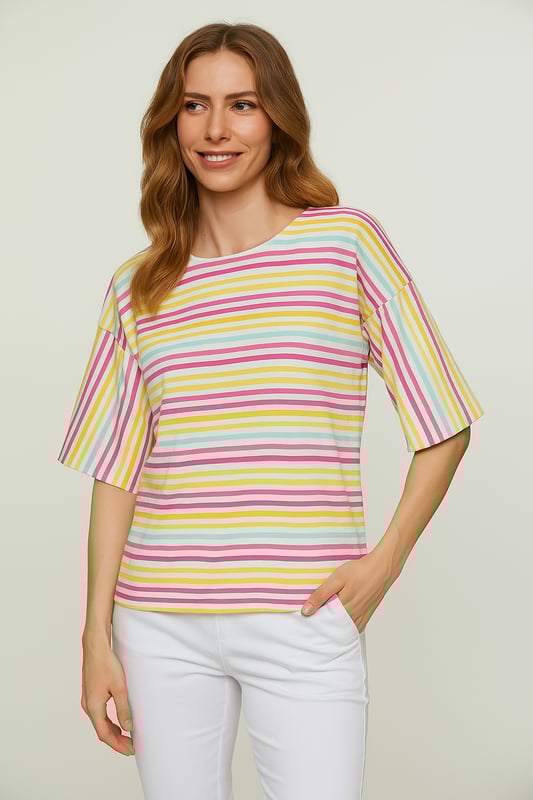 Añade un toque divertido a tu guardarropa con este top a rayas de gran tamaño, confeccionado con tela ripstop 100 % algodón para una sensación ligera y transpirable. Con un corte cuadrado relajado y una silueta en forma de huevo, este top ofrece comodidad y estilo sin esfuerzo. Las mangas anchas hasta los codos brindan una apariencia moderna y aireada, lo que la hace perfecta para salidas informales o para usar en capas. Su vibrante patrón de rayas multicolor agrega un ambiente fresco y divertido a tus atuendos cotidianos. Combínalo con jeans, faldas o pantalones cortos para lograr un look elegante y cómodo. Largo: 65 cm (talla S).
