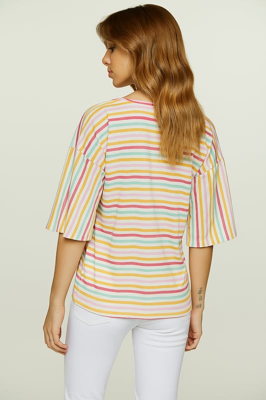 Añade un toque divertido a tu guardarropa con este top a rayas de gran tamaño, confeccionado con tela ripstop 100 % algodón para una sensación ligera y transpirable. Con un corte cuadrado relajado y una silueta en forma de huevo, este top ofrece comodidad y estilo sin esfuerzo. Las mangas anchas hasta los codos brindan una apariencia moderna y aireada, lo que la hace perfecta para salidas informales o para usar en capas. Su vibrante patrón de rayas multicolor agrega un ambiente fresco y divertido a tus atuendos cotidianos. Combínalo con jeans, faldas o pantalones cortos para lograr un look elegante y cómodo. Largo: 65 cm (talla S).