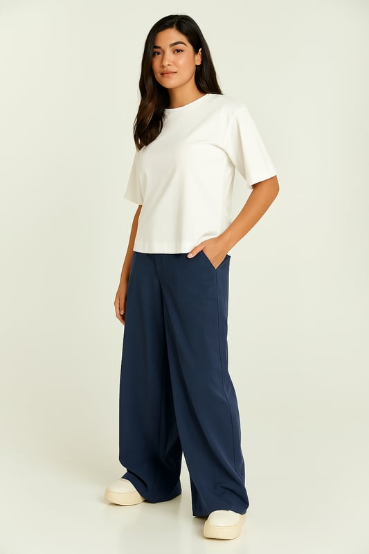 Mejora tus elementos esenciales del día a día con esta camiseta de gran tamaño, confeccionada con tejido de punto 100 % algodón mercerizado para una sensación suave, tersa y lujosa. El tejido premium mejora la durabilidad y ofrece un brillo sutil para una apariencia refinada. Diseñado con una silueta relajada y cuadrada, este top presenta mangas hasta los codos para brindar estilo y comodidad sin esfuerzo. La estética minimalista y el color blanco nítido lo convierten en un básico versátil, perfecto para combinar con jeans, pantalones a medida o superponer prendas llamativas. Con una longitud de 65 cm en la talla S, esta camiseta combina una facilidad moderna con una sofisticación atemporal.