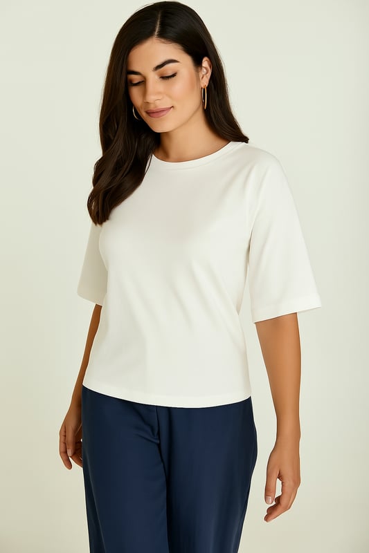Mejora tus elementos esenciales del día a día con esta camiseta de gran tamaño, confeccionada con tejido de punto 100 % algodón mercerizado para una sensación suave, tersa y lujosa. El tejido premium mejora la durabilidad y ofrece un brillo sutil para una apariencia refinada. Diseñado con una silueta relajada y cuadrada, este top presenta mangas hasta los codos para brindar estilo y comodidad sin esfuerzo. La estética minimalista y el color blanco nítido lo convierten en un básico versátil, perfecto para combinar con jeans, pantalones a medida o superponer prendas llamativas. Con una longitud de 65 cm en la talla S, esta camiseta combina una facilidad moderna con una sofisticación atemporal.