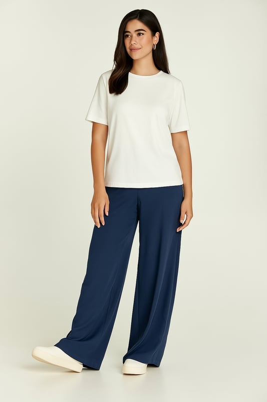 Mejora tus elementos esenciales del día a día con esta camiseta de gran tamaño, confeccionada con tejido de punto 100 % algodón mercerizado para una sensación suave, tersa y lujosa. El tejido premium mejora la durabilidad y ofrece un brillo sutil para una apariencia refinada. Diseñado con una silueta relajada y cuadrada, este top presenta mangas hasta los codos para brindar estilo y comodidad sin esfuerzo. La estética minimalista y el color blanco nítido lo convierten en un básico versátil, perfecto para combinar con jeans, pantalones a medida o superponer prendas llamativas. Con una longitud de 65 cm en la talla S, esta camiseta combina una facilidad moderna con una sofisticación atemporal.