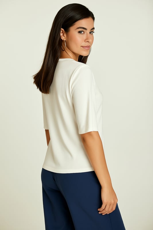 Mejora tus elementos esenciales del día a día con esta camiseta de gran tamaño, confeccionada con tejido de punto 100 % algodón mercerizado para una sensación suave, tersa y lujosa. El tejido premium mejora la durabilidad y ofrece un brillo sutil para una apariencia refinada. Diseñado con una silueta relajada y cuadrada, este top presenta mangas hasta los codos para brindar estilo y comodidad sin esfuerzo. La estética minimalista y el color blanco nítido lo convierten en un básico versátil, perfecto para combinar con jeans, pantalones a medida o superponer prendas llamativas. Con una longitud de 65 cm en la talla S, esta camiseta combina una facilidad moderna con una sofisticación atemporal.