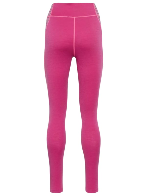 De thermounterwäsche 'ROSE LIGHT' van Kari Traa voor dames biedt optimaal comfort en functionaliteit. De lange onderbroek met elastische tailleband en hoge taille zorgt voor een perfecte pasvorm en extra warmte onder skibroeken of wandelbroeken. Het vrouwelijke, door het noorden geïnspireerde patroon en de contrastkleuren geven het een aantrekkelijke uitstraling. Het is ademend, geurremmend en temperatuurregulerend, waardoor het ideaal is voor sportieve outdoor-avonturen en lange dagen buiten. De vochtigheid wordt effectief naar buiten afgevoerd, zodat je ook bij inspanning droog blijft. Een must-have voor iedereen die ook bij koudere temperaturen actief wil blijven.