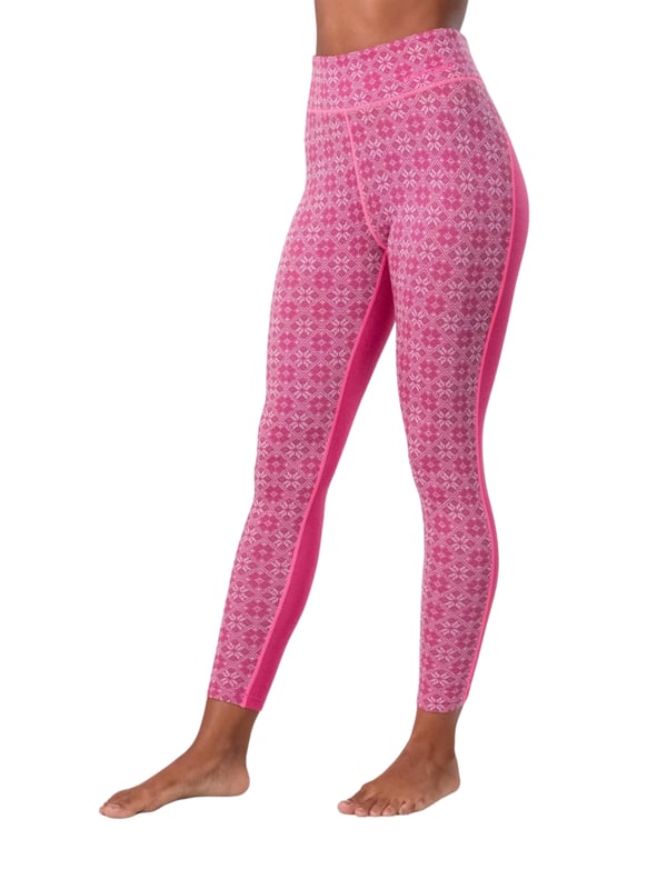 De thermounterwäsche 'ROSE LIGHT' van Kari Traa voor dames biedt optimaal comfort en functionaliteit. De lange onderbroek met elastische tailleband en hoge taille zorgt voor een perfecte pasvorm en extra warmte onder skibroeken of wandelbroeken. Het vrouwelijke, door het noorden geïnspireerde patroon en de contrastkleuren geven het een aantrekkelijke uitstraling. Het is ademend, geurremmend en temperatuurregulerend, waardoor het ideaal is voor sportieve outdoor-avonturen en lange dagen buiten. De vochtigheid wordt effectief naar buiten afgevoerd, zodat je ook bij inspanning droog blijft. Een must-have voor iedereen die ook bij koudere temperaturen actief wil blijven.