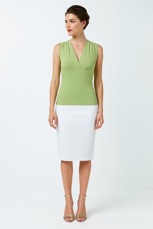Geef je garderobe een boost met deze elegante lichtgroene mouwloze top met V-hals, ontworpen voor zowel comfort als stijl. Deze top is gemaakt van een premium viscose-elastaanmix en voelt zacht, ademend aan en heeft een flatterende stretch-pasvorm. De diepe V-hals en subtiele ruches zorgen voor een vleugje verfijning, waardoor hij perfect is voor zowel casual als geklede gelegenheden. Combineer hem moeiteloos met een pantalon, rok of jeans voor een chique, tijdloze look. Dit veelzijdige kledingstuk is ideaal om als laagje te dragen of solo te dragen en is een must-have voor elke modieuze garderobe.