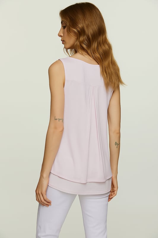 Eleva tu guardarropa con esta elegante túnica rosa suave, confeccionada con una lujosa mezcla de 92 % rayón y 8 % elastano para una sensación suave y elástica. Diseñado con una favorecedora silueta ligeramente acampanada, este top presenta un diseño único de doble capa, con la capa superior más corta y rematada con una elegante abertura trasera para mayor movimiento y estilo. El corte largo tipo túnica lo hace perfecto para combinar con leggings, jeans o pantalones entallados, ofreciendo versatilidad tanto para ocasiones informales como elegantes. Manténgase cómodo y elegante con este básico de guardarropa imprescindible.