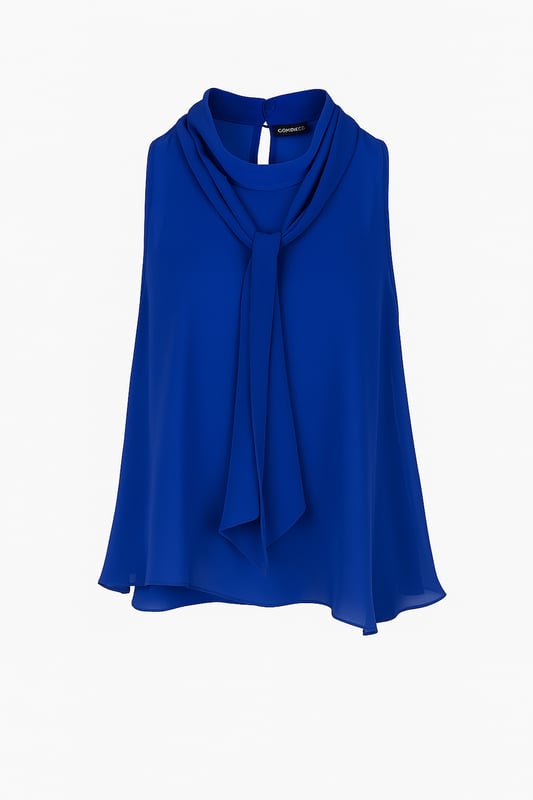 Voeg een vleugje elegantie toe aan je garderobe met deze mouwloze blouse in levendig kobaltblauw. Het is gemaakt van 100% lichtgewicht polyestervoile en valt zacht en luchtig, waardoor het de hele dag comfortabel aanvoelt. Het opvallende detail is de sierlijke halslijn met strikje, die vrouwelijke charme en veelzijdigheid aan je look toevoegt. Draag hem met een pantalon of een rok voor een verzorgde kantooroutfit, of combineer hem met een jeans voor een chique weekendsfeer.