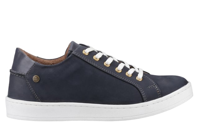 Deze Cotswold Radcot Sneakers combineren een stedelijke rand met plattelandscharme voor een frisse kijk op casual leren schoenen. Gemaakt met zachte leren bovenkanten en gedetailleerd met gouden metalen oogjes, brengen deze sneakers een premium afwerking in je dagelijkse outfit. Het klassieke vetersluitingontwerp heeft dubbele veters aansluitingen, wat zorgt voor een vleugje persoonlijke stijl en functionaliteit. Een gevoerd comfort voetbed houdt je stappen licht, waardoor ze perfect zijn voor alles, van casual wandelingen tot weekenduitjes.  
  Zachte leren bovenkanten voor een premium gevoel  
  Gouden metalen oogjes voor een verfijnde touch  
  Dubbele veters opties voor extra veelzijdigheid  
  Comfort voetbed voor de hele dag draagcomfort  
  Klassieke voorste vetersluiting voor een veilige pasvorm  