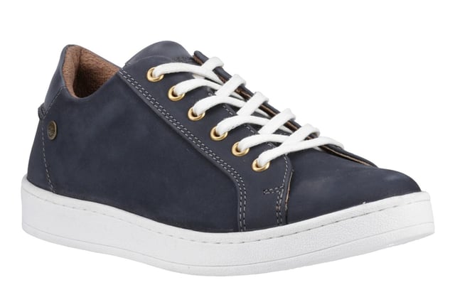 Deze Cotswold Radcot Sneakers combineren een stedelijke rand met plattelandscharme voor een frisse kijk op casual leren schoenen. Gemaakt met zachte leren bovenkanten en gedetailleerd met gouden metalen oogjes, brengen deze sneakers een premium afwerking in je dagelijkse outfit. Het klassieke vetersluitingontwerp heeft dubbele veters aansluitingen, wat zorgt voor een vleugje persoonlijke stijl en functionaliteit. Een gevoerd comfort voetbed houdt je stappen licht, waardoor ze perfect zijn voor alles, van casual wandelingen tot weekenduitjes.  
  Zachte leren bovenkanten voor een premium gevoel  
  Gouden metalen oogjes voor een verfijnde touch  
  Dubbele veters opties voor extra veelzijdigheid  
  Comfort voetbed voor de hele dag draagcomfort  
  Klassieke voorste vetersluiting voor een veilige pasvorm  