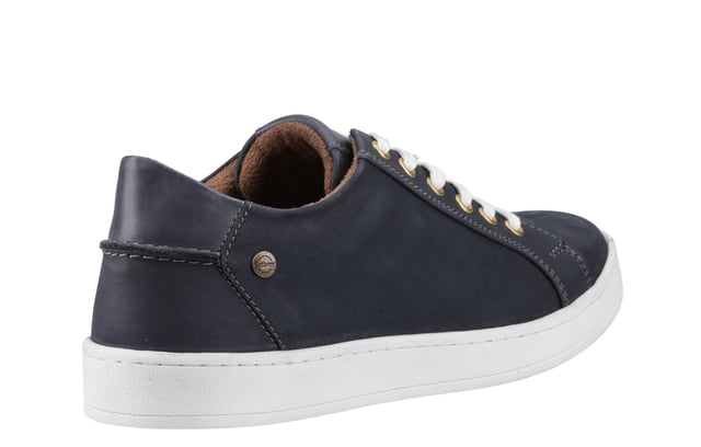 Deze Cotswold Radcot Sneakers combineren een stedelijke rand met plattelandscharme voor een frisse kijk op casual leren schoenen. Gemaakt met zachte leren bovenkanten en gedetailleerd met gouden metalen oogjes, brengen deze sneakers een premium afwerking in je dagelijkse outfit. Het klassieke vetersluitingontwerp heeft dubbele veters aansluitingen, wat zorgt voor een vleugje persoonlijke stijl en functionaliteit. Een gevoerd comfort voetbed houdt je stappen licht, waardoor ze perfect zijn voor alles, van casual wandelingen tot weekenduitjes.  
  Zachte leren bovenkanten voor een premium gevoel  
  Gouden metalen oogjes voor een verfijnde touch  
  Dubbele veters opties voor extra veelzijdigheid  
  Comfort voetbed voor de hele dag draagcomfort  
  Klassieke voorste vetersluiting voor een veilige pasvorm  