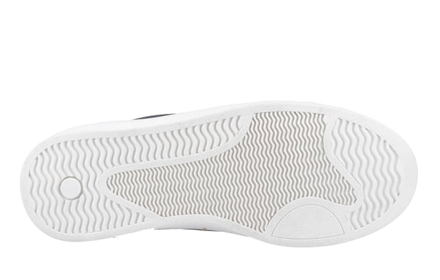 Deze Cotswold Radcot Sneakers combineren een stedelijke rand met plattelandscharme voor een frisse kijk op casual leren schoenen. Gemaakt met zachte leren bovenkanten en gedetailleerd met gouden metalen oogjes, brengen deze sneakers een premium afwerking in je dagelijkse outfit. Het klassieke vetersluitingontwerp heeft dubbele veters aansluitingen, wat zorgt voor een vleugje persoonlijke stijl en functionaliteit. Een gevoerd comfort voetbed houdt je stappen licht, waardoor ze perfect zijn voor alles, van casual wandelingen tot weekenduitjes.  
  Zachte leren bovenkanten voor een premium gevoel  
  Gouden metalen oogjes voor een verfijnde touch  
  Dubbele veters opties voor extra veelzijdigheid  
  Comfort voetbed voor de hele dag draagcomfort  
  Klassieke voorste vetersluiting voor een veilige pasvorm  