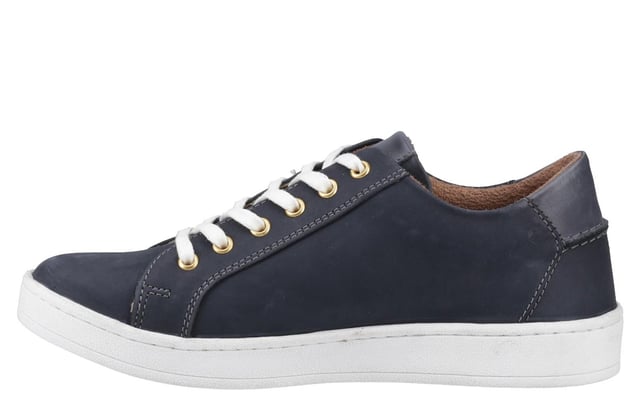 Deze Cotswold Radcot Sneakers combineren een stedelijke rand met plattelandscharme voor een frisse kijk op casual leren schoenen. Gemaakt met zachte leren bovenkanten en gedetailleerd met gouden metalen oogjes, brengen deze sneakers een premium afwerking in je dagelijkse outfit. Het klassieke vetersluitingontwerp heeft dubbele veters aansluitingen, wat zorgt voor een vleugje persoonlijke stijl en functionaliteit. Een gevoerd comfort voetbed houdt je stappen licht, waardoor ze perfect zijn voor alles, van casual wandelingen tot weekenduitjes.  
  Zachte leren bovenkanten voor een premium gevoel  
  Gouden metalen oogjes voor een verfijnde touch  
  Dubbele veters opties voor extra veelzijdigheid  
  Comfort voetbed voor de hele dag draagcomfort  
  Klassieke voorste vetersluiting voor een veilige pasvorm  
